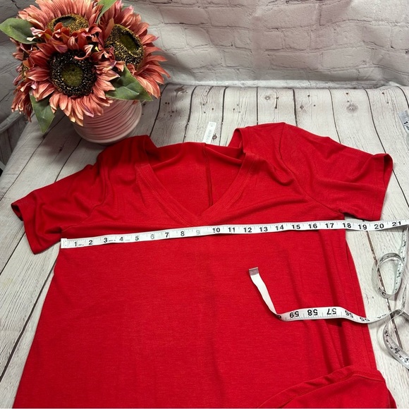 NWT zenana outfitters Boutique Loose fitting vneck top ruby red layering - Picture 11 of 15